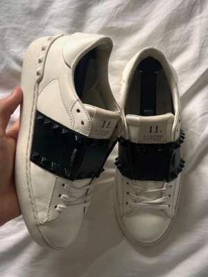 Valentino Open  - Helt nya Valentino Open Rockstud i strl 43. Inga spikar saknas eller så, vid frågor eller funderingar skriv till mig! 