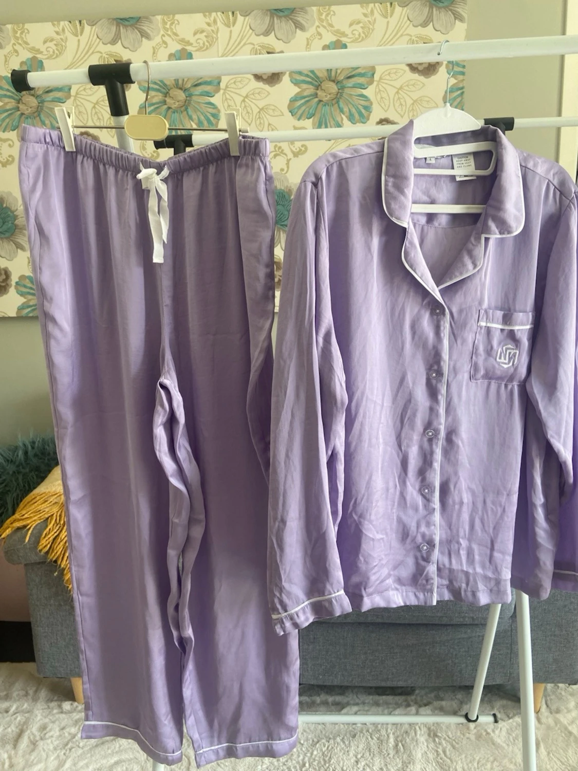 Ljuslila pyjamas siden pyjamas set från Norris Nuts