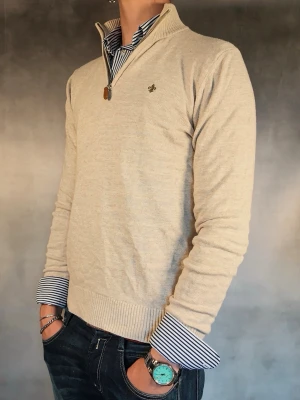 Morris Halfzip - - Halfzip från Morris — Storlek S — 9/10 — Bra skick utan skavanker — Inkluderat - Halfzip — Retail 1699kr — Modellen är - 180cm, 65kg -