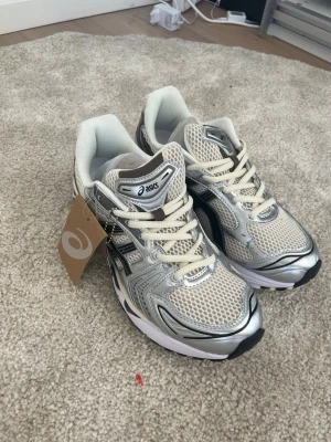 Asics kayano 14 - Helt nye asics kayano 14 i den originale stilede farve. Bliv klar til en varm somme med disse monster mega fede sko☀️☀️