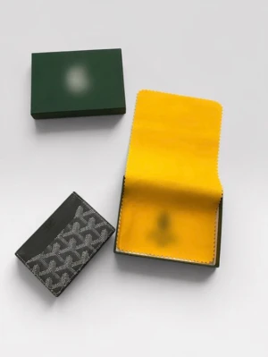 Korthållare  - Korthållare lite lätt använd men i väldigt schysst skick om ni vill ha en deal så köp båda korthållare som ligger ute på mitt konto får du båda för 450