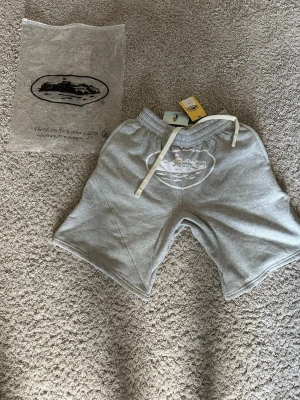 Coreiz shorts - Size S grå shorts med vit logga, perfect för sommaren