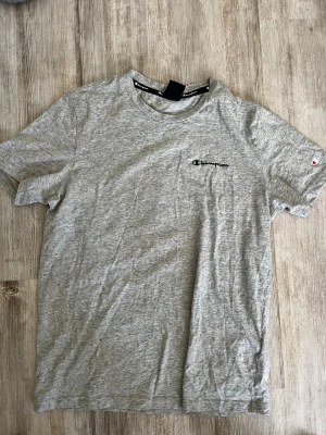 T-shirts i olika färger  - Flera olike T-shirts. Alla är i storlek M förutom den lila som är i storlek L. En T-shirt kostar 70kr, 2 T-shirts för 110kr, 3 T-shirts 150kr, 4 T-shirts 190kr, 5 T-shirts 220kr, 6 T-shirts för 260 och för alla 310kr. Ingen av tshirtsen har några defekter.