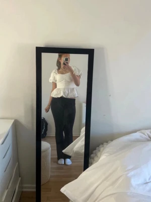 Vit blus med puffärmar och volang - 36 Fint skick