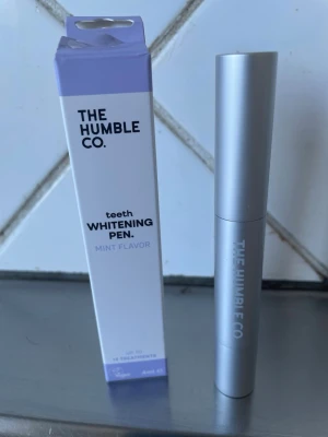 Tandblekningspenna från The Humble Co. - Tandblekningspenna med mintsmak från The Humble Co. Kommer i en stilren silverfärgad förpackning och pennan är enkel att använda. Perfekt för dig som vill fräscha upp ditt leende snabbt och smidigt. Innehåller 4 ml och räcker till upp till 14 behandlingar.