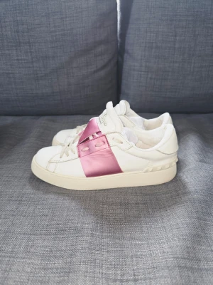 Valentino - Snygga Valentino Garavani Open sneakers I storlek 38. De är I bra skick, liten defekt på insida bak, se bild, endast skor medföljer. Hör av dig vid frågor!