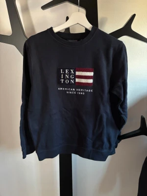Lexington  - Marin blå tröja från Lexington