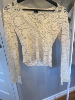Långärmad spets topp från Gina  - En krämvit långärmad spets topp från Gina. Den är i storlek S men skulle säga att den passar XS-M. Endast använd 2 gånger 