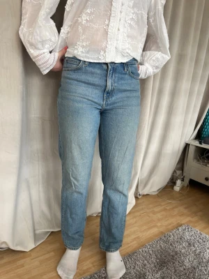 Jeans Lee - Ett par momjeans från Lee. Medelhögmidja! Inga defekter, sparsamt använda! W28/L35