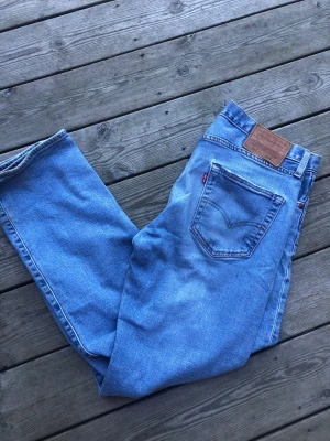 Levi’s 501 - Säljer ett par riktigt snygga Levi’s 501. Storleken på jeansen är W30, L30. Passar XS/S/M. Perfekta till vardagslooken och passar till det mesta. Säljs för 149kr pga att jag inte får användning av dem och nypris är 700-1000kr!☺️