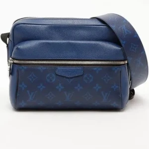 Blå axelväska från Louis Vuitton - Snygg blå axelväska från Louis Vuitton med klassiskt monogrammönster. Väskan har bred axelrem, två fack med dragkedja och är gjord i tåligt läder. Perfekt för dig som vill ha en stilren och lyxig accessoar.