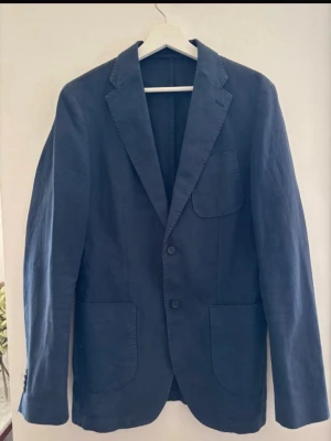 Lättare mörkblå kavaj - Snygg blå kavaj i slim fit. Storlek S/48. Hör av er vid frågor. Priset är diskuterbart 