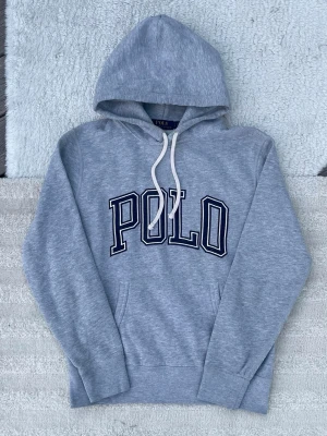 Grå hoodie från Polo Ralph Lauren - Hej! 👋 säljer en mycket fin Ralph lauren hoodie i utmärkt skick utan defekter, skulle säga att hoodien nästan är som ny!🤩 Storlek S✨ Shippar snabbt🚚📦💨