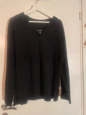 Svart v-ringad tröja  - Jätteskön tröja från Vero Moda, V-ringad  Tröjan är lite nopprig men syns inte från håll, se bild 4, har inte provat ta bort dom med maskin!