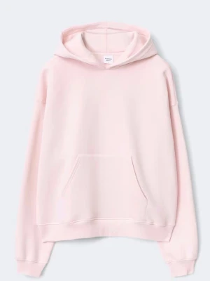 Ljusrosa hoodie med huva - Ljusrosa hoodie från Uniqlo med klassisk huva och stor magficka. Tröjan har ribbade muddar vid ärmslut och nederkant, och är tillverkad i mjukt bomullsmaterial. Perfekt för en avslappnad och trendig look. Använd några fåtal gånger💕