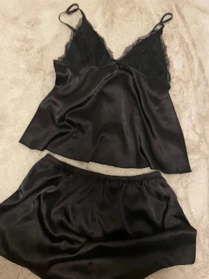 Svart satin pyjamasset - Svart pyjamas i satin, oanvänd!