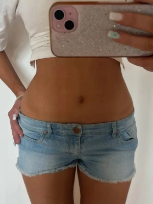 Lågmidjade vintage jeansshorts  - Såå fina Lågmidjade vintage jeansshorts. Midjemått rakt över: 39. Jag är 168 och det är mina bilder, köp via köp nu direkt eller Swish, kvar tills markerad som såld 💖 