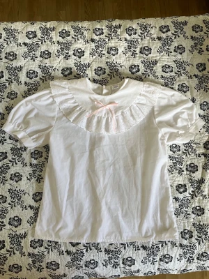 Blus - Säljer då jag inte gillade modellen så mycket. Finns fläckar där fram men har man den under till exempel en JSK så syns de inte. Har bytt ut rosetten där fram 💕