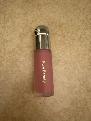 Rare beauty blush - I färgen hope. Endast testad.