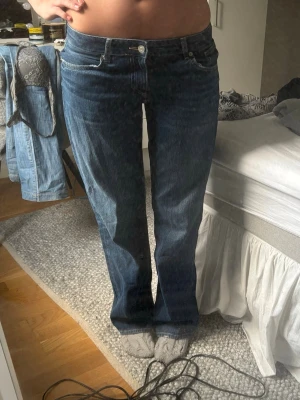 Jeans - Säljer as snygga jeans, inga defekter. Innerbenslängden är 80 cm och midjemåttet är 42cm