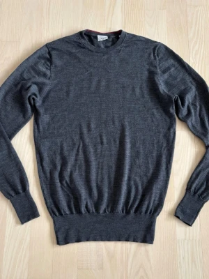 Aspesi Crewneck - Säljer denna otroligt feta slim fit wool crewneck tröja från Aspesi! Storlek: 46 | Skick: 9,5/10 | Nypris: Ca 2400kr | Mitt pris: 450kr | Väldigt bra skick, liten i storleken, dm om ni vill ha fler bilder, mer info osv! 🙌⭐️  Axelmått: 33cm Längd: 62cm