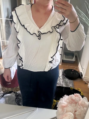 H&M Blus  - Blus från H&M med volanger