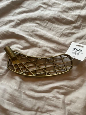 Innebandy blad  - Sprillans nytt blad. AIR 1 Zone, leftare. PP blade. Nypris 349 kr. Säljer 50% av original pris 