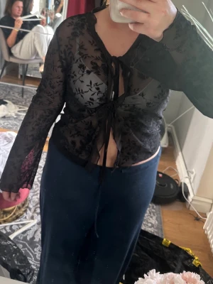 Blus - Fin blus som är ganska genomskinlig 