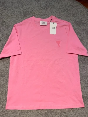 Ami Paris T-shirt - Säljer en fet och somrig T-shirt ifrån Ami Paris Strl:S med en riktigt schysst passform