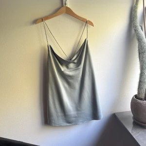 Topp - Fin topp i silkes liknande  material!! Aldrig använd så helt ny! Hela bandet 75cm