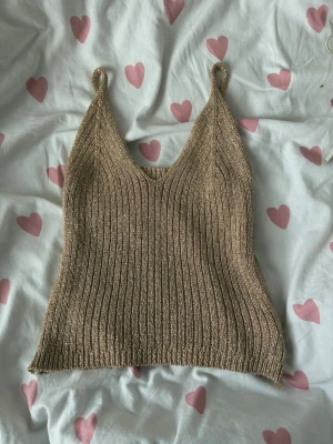 Guld top - Säljer en härlig guld top. Det finns ingen storleksetikett, men den passar xs-s. Jag känner inte heller till märket eftersom jag köpte från Vinted. Utmärkt skick.🤍