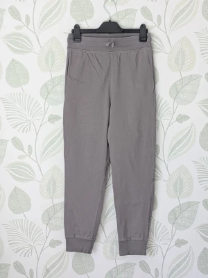 Trikåbyxa H&M Storlek 152-158 -  - Storlek 158 men passar 152 bättre då de är lite små i storlek. - Oanvänt. - Jag kan ha missat någon miniskavank men jag har försökt att granska plagget så gott det gårr.  🌿 Maila gärna vid funderingar. 🌿 Går att hämta i Umeå.   