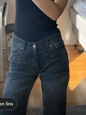 Jeans! - Säljer dessa straight jeans i storlek 32. Från Gina tricot. Ny skick. Vid intresse är det bara att höra av sig❤️