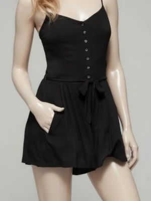 Svart byxdress /  romper med fickor. Strlk 34, XS. Viskos.  Felfri.  - Svart byxdress /  romper med fickor. Strlk 34, XS. Viskos. Reglerbara axelband, dekorativa knappar framtill, avtagbart knytband i midjan. Endast använd en gång och handtvättad efteråt.