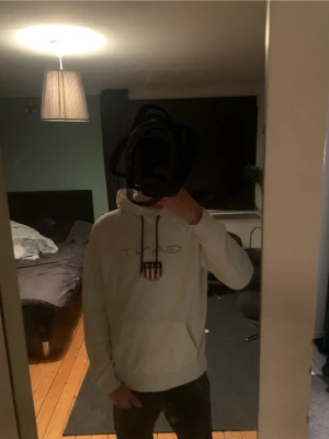 Vit hoodie från GANT med logga - Ass najs hoodie med bra kvalité. Lite för stor för mig och kommer ej till användning därför jag säljer. Bara att skriva om nu har frågor och prutbar