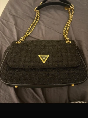 Guess väska - Säljer denna fina Guess väska som inte används längre och som inte längre säljs.