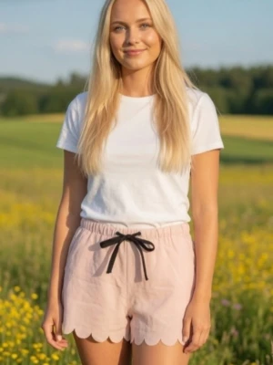 Gammelrosa / rosa shorts med laserskurna kanter och fickor. Strlk: 34-36 / XS-SMALL. Felfria. - Gammelrosa / rosa tunna shorts med laserskurna kanter och fickor, knytband I midjan. Strlk: 34-36 / XS-SMALL. Material: Polyester. Felfria.