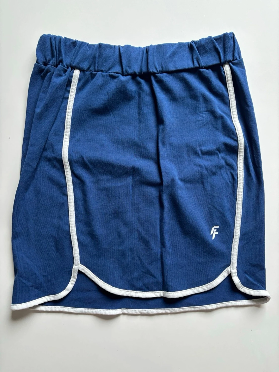 Blå sportig kortkjol med vita detaljer - 2