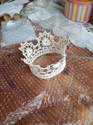 Handgjort spets brudkrona virkadi cremevitt - Unikt brudkrona virkadi cremevit spets med virkade detaljer och spetsig kronform. Perfekt för dig som vill sticka ut med en bohemisk och romantisk look. Materialet är lätt och luftigt, vilket gör det bekvämt att bära hela dagen.