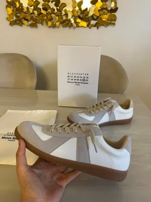 Vita mason margelia skor - Säljer ett par mycket fina och unika vita mason margela för ett sjukt billigt pris! Storlek 43 och helt nya utan tags på