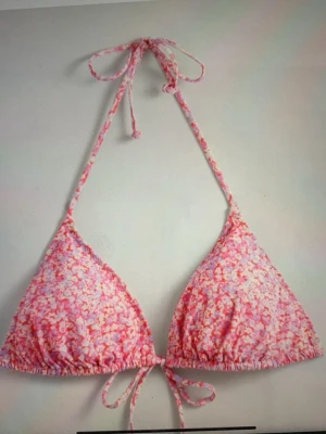 Sökes & other stories bikini rosa - Söker denna bikini från & other stories i storlek XS. Hör av dig om du har en i bra skick som du vill sälja. 