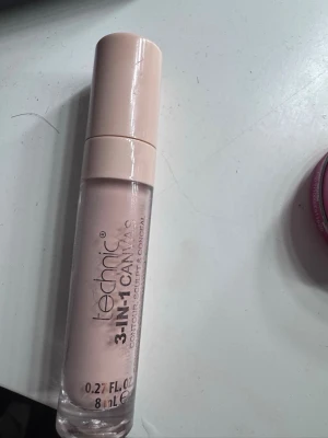 Technic 3-IN-1 Canvas Concealer - Technic 3-IN-1 Canvas Concealer i ljus beige nyans. Kommer i en smidig tub med applikator och rymmer 8 ml. Perfekt för att täcka mörka ringar, highlighta och konturera. Förpackningen är i plast med stilren design.