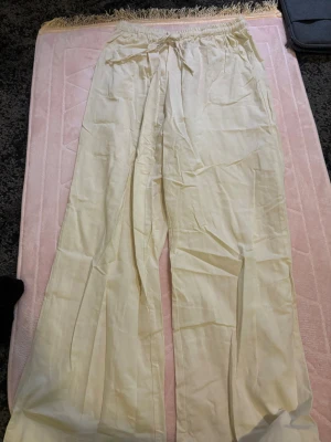 Beige byxor  - Beigea linne byxor 