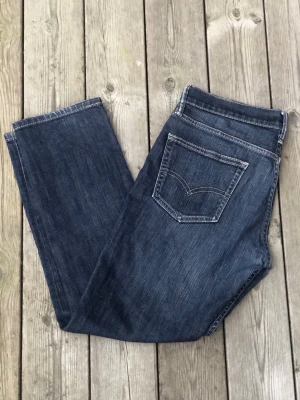Levi’s 502 - Säljer ett par riktigt snygga Levi’s 502. Storleken på jeansen är W32, L30. Passar XS/S/M. Perfekta till vardagslooken och passar till det mesta. Sliten bakre läderpatch, inget som syns vid användning. Säljs för 139kr pga att jag inte får användning av dem och nypris är 700-1000kr!☺️