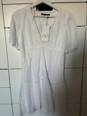 Vit klänning från Zara - Vit kortärmad klänning från Zara, prislapp kvar. Perfekt till skolavslutningen ❣️Går bra att buda 😇
