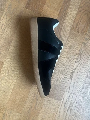 Svarta Maison margiela skor - Oanvända svarta Maison margiela skor. Skriv vid funderingar eller intresse!