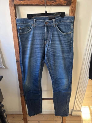 Tiger of Sweden jeans 33/34” - Snygga herr jeans i mörk tvätt och slim modell (Evolve). Knappt använda.  Nypris: 1900kr Innerbenslängd: 80.5 Midja rakt över: 44.5 