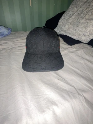 Gucci keps svart - Äkta Gucci keps till salu skriv om du är intresserad.Nypris 5650kr
