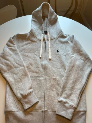 Två Ralph Lauren zip hoodies - Du kan nu få både en grå och en svart Polo Ralph Lauren tröja i storlek M!