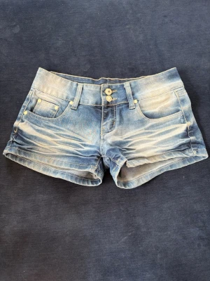 Lågmidjade shorts  - Säljer dessa super coola shorts från gouse jeans. Jätte fint skick och inga defekter. Står storlek 28 men sitter som en xs/s. Priset är diskuterbart